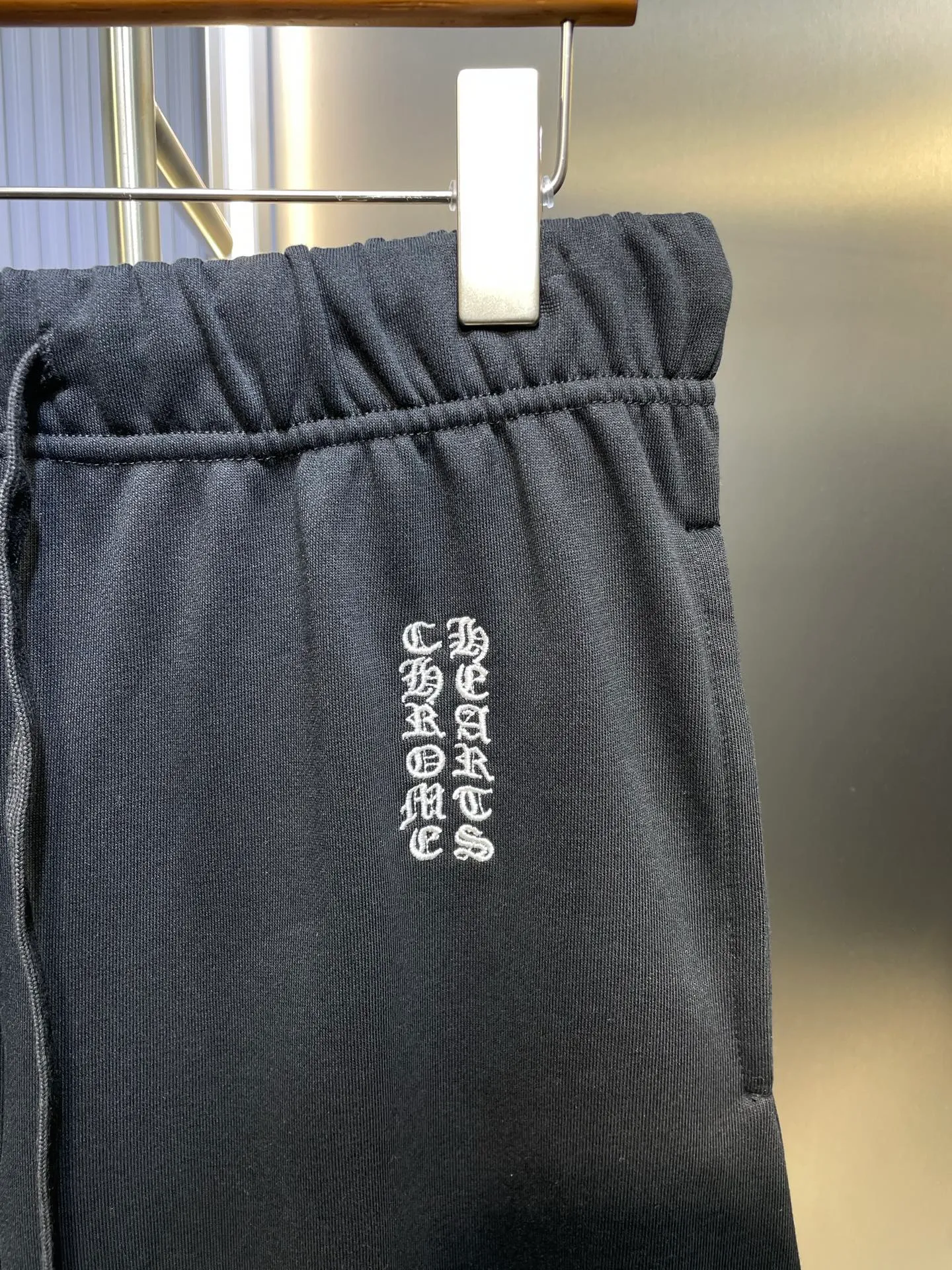 🅿️310 come hearts 🌟【Top replica】24ss white Sanskrit letter embroidered shorts The fabric is made of 320g heavyweight fish scale cotton. The high-density fish scale texture creates a three-dimensional sculpture. It is thick and crisp but retains the natural breathability of cotton. It is not sweaty in summer and will not deform easily after long-term wear. It subverts your stereotype of heavy shorts. Sanskrit embroidery, imported multi-head embroidery machine precision routing, ultra-fine embroidery thread restores Sanskrit lines, three-dimensional relief texture visible to the naked eye, dark street style superimposed with spiritual symbols size: s-l